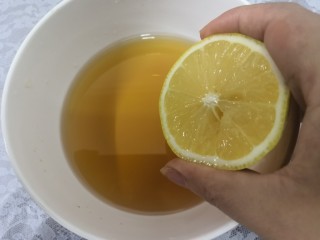 8、小番茄生瓜捞,柠檬去籽,把柠檬汁,挤入料汁