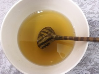 9、小番茄生瓜捞,用勺子,搅拌均匀,备用