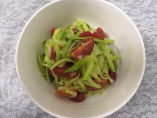 13、小番茄生瓜捞,把生瓜和小番茄,混合均匀