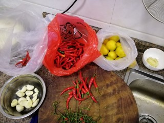 1、柠檬辣椒酱,准备好材料，指天椒洗净，蒜头拨好，柠檬切好！