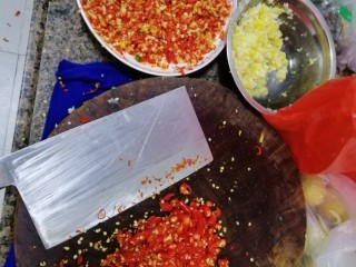 2、柠檬辣椒酱,用搅拌机把指天椒，柠檬，蒜头，搅碎。然后放适量的盐，鸡精，白酒少许，再一起放进去搅拌！