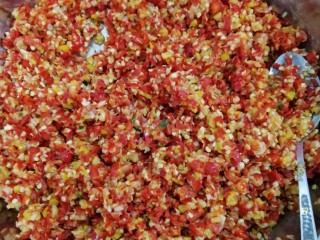 3、柠檬辣椒酱,搅拌好了用盘子装好，然后在锅里放适当花生油，油温八成全部浇到辣椒酱里搅拌均匀！