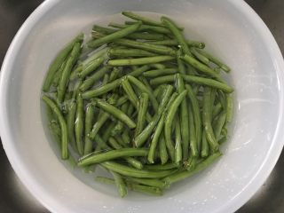 1、培根芸豆焖糙米饭,先来把芸豆浸泡一会，