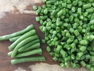 2、培根芸豆焖糙米饭,洗净切成小粒，