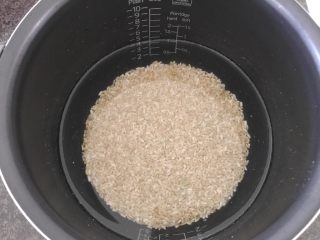 4、培根芸豆焖糙米饭,首先我们将黄糙米用水浸泡一个晚上（这样米粒吃的时候就会变软了，一定要这么做，要不然你试试，嘿嘿……樱桃这个有经验）。