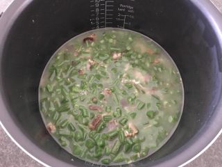 10、培根芸豆焖糙米饭,然后加入水，莫过食材少许就可以的，芸豆还会出水的，除非您购买的是老芸豆，