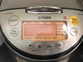 11、培根芸豆焖糙米饭,好了，开启电源开始煮饭，您玩手机，该干嘛干嘛去吧！