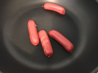 13、培根芸豆焖糙米饭,顺便煎几根小香肠，装点素菜沙拉，