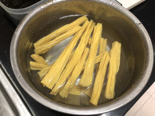 1、腐竹炒木耳,干腐竹冷水浸泡，千万不要用热水，容易里面还是硬的外面就泡烂了