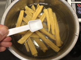 2、腐竹炒木耳,加少许盐