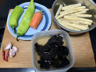 5、腐竹炒木耳,食材合照食材合照：泡发好的腐竹，提前泡发好的木耳，胡萝卜半根，青椒一根半，蒜3瓣，小米辣2个
