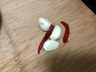 6、腐竹炒木耳,蒜剥皮与小米辣洗净