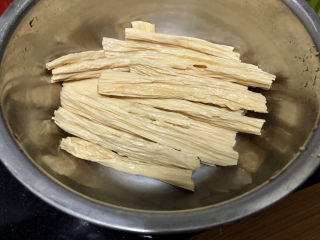 8、腐竹炒木耳,泡发好的腐竹清洗备用