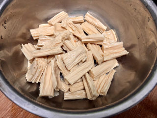 12、腐竹炒木耳,腐竹切段