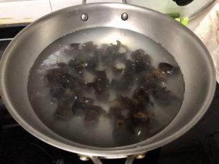 16、腐竹炒木耳,下木耳煮一分钟