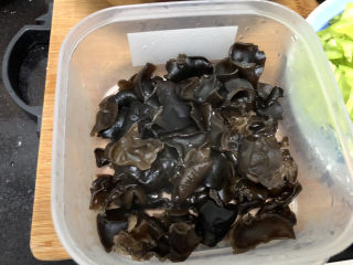 17、腐竹炒木耳,捞出备用