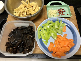 18、腐竹炒木耳,全部食材准备好。