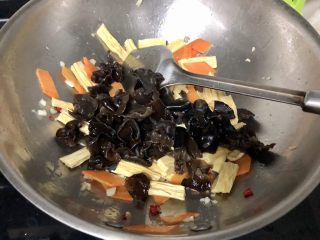 22、腐竹炒木耳,下木耳翻炒均匀