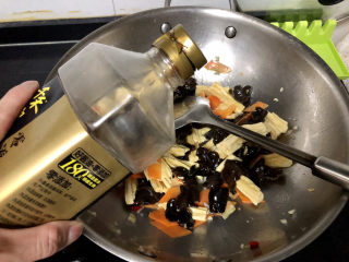 23、腐竹炒木耳,调味：一汤匙生抽