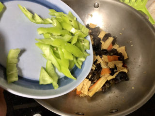 27、腐竹炒木耳,下青椒