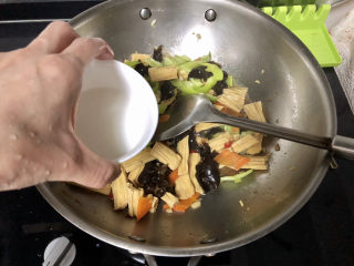 29、腐竹炒木耳,转大火，淋两汤匙水淀粉，翻炒收汁