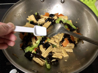 30、腐竹炒木耳,最后尝下咸淡，根据个人口味添加少许盐翻炒均匀出锅