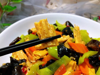 33、腐竹炒木耳,这道菜做法简单，咸鲜味美，营养丰富，喜欢的小伙伴们快来试试看吧????