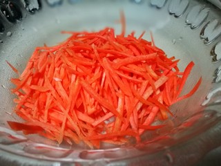 1、圆土豆~炸假虾,胡萝卜去皮切细丝 放入大碗