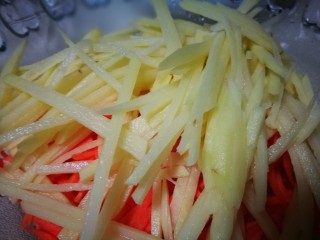2、圆土豆~炸假虾,土豆切细丝 放入碗中