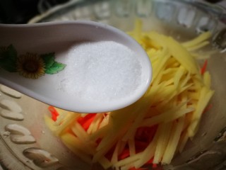 3、圆土豆~炸假虾,加适量盐