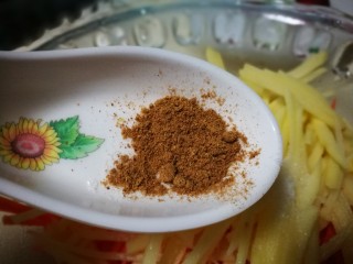 4、圆土豆~炸假虾,加少许十三香