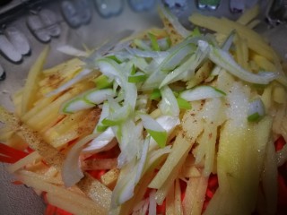 5、圆土豆~炸假虾,加入葱花