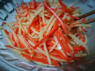 6、圆土豆~炸假虾,搅拌均匀