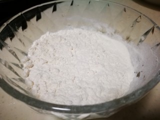 7、圆土豆~炸假虾,面粉备好