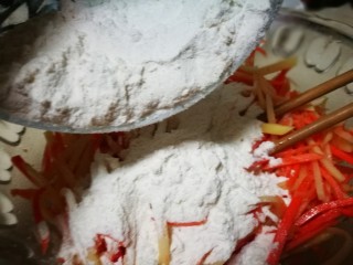 8、圆土豆~炸假虾,倒入面粉