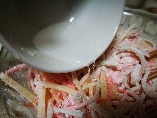 9、圆土豆~炸假虾,加入少许清水