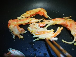 12、圆土豆~炸假虾,一面煎焦黄 翻面继续煎炸