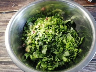 3、蒸菠菜,菠菜切小段，放入一个大点的盆中