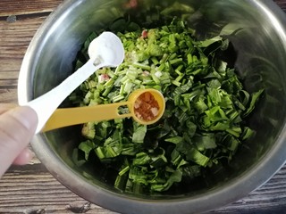 4、蒸菠菜,将五香粉。姜粉菠菜中搅匀