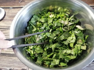 5、蒸菠菜,搅匀腌制8分钟