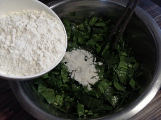 6、蒸菠菜,将面粉倒入菠菜中，一边放一边搅拌