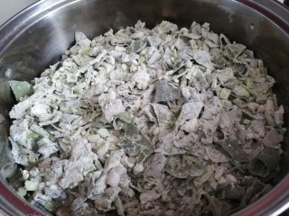 8、蒸菠菜,然后铺到蒸屉上，不要压实，大火蒸12分钟左右即可