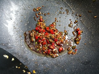 10、蒸菠菜,炒锅放油，放入辣椒碎，蒜末炒香，放入味极鲜，醋搅匀即可