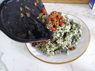 11、蒸菠菜,将蒸菜放入盘中，然后将调味料淋在菠菜面上即可