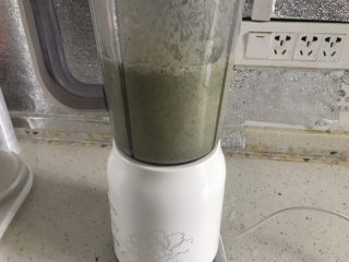 2、绿豆凉粉（纯手工）,放入破壁机加入适量水打成绿豆浆，多打几遍更细腻
