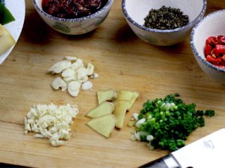 4、水煮肉片,葱切末，姜切片，蒜一半切片一半切末备用！