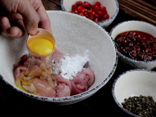 6、水煮肉片,肉片用淀粉一只鸡蛋的蛋清加少许水抓匀