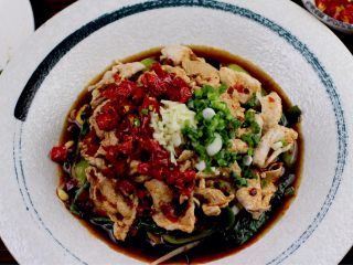 16、水煮肉片,撒上葱蒜末干辣椒段