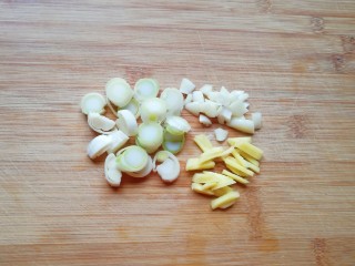 2、鱼香肉丝,葱姜蒜切碎。