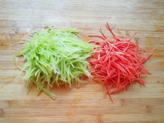 3、鱼香肉丝,莴笋红萝卜分别洗干净用擦丝器擦成丝。